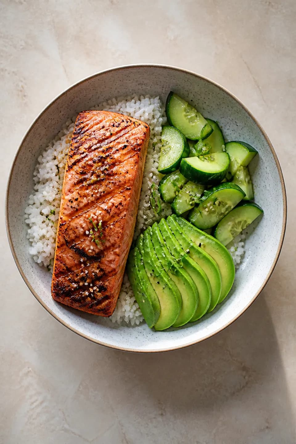 Una bowl da pranzo pronta a registrare calorie, proteine, carboidrati e grassi