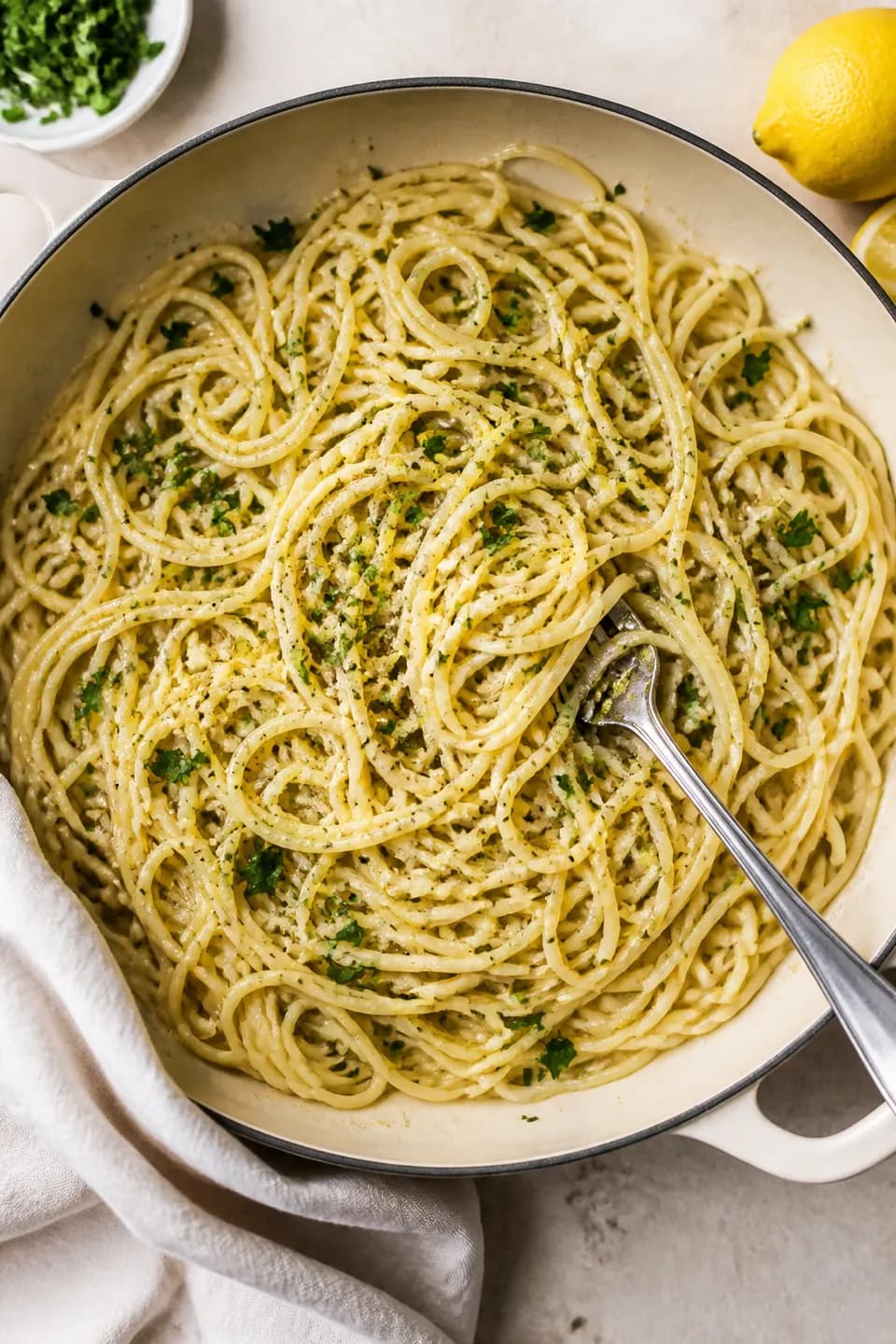 Pasta al limone in una padella